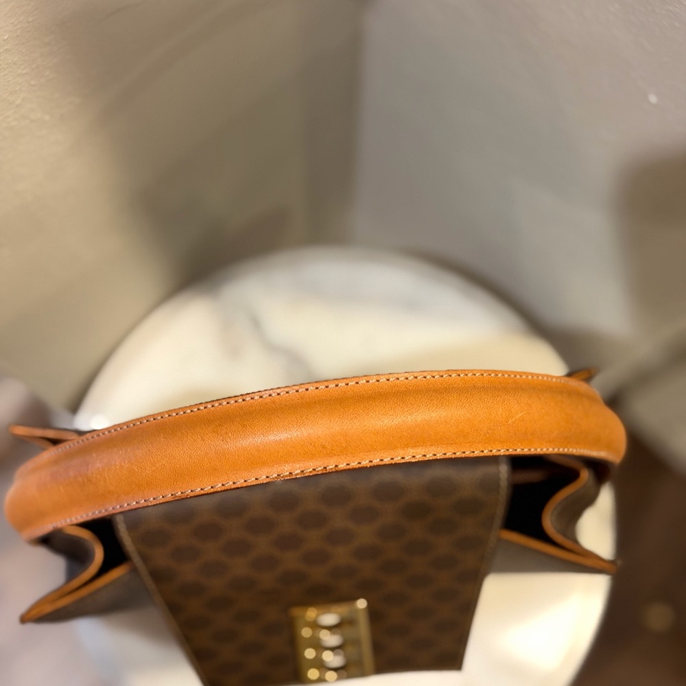 Below cost! Celine rare Macadam chain lock trapezoidal bag with crossbody strap - Picture 10 of 10